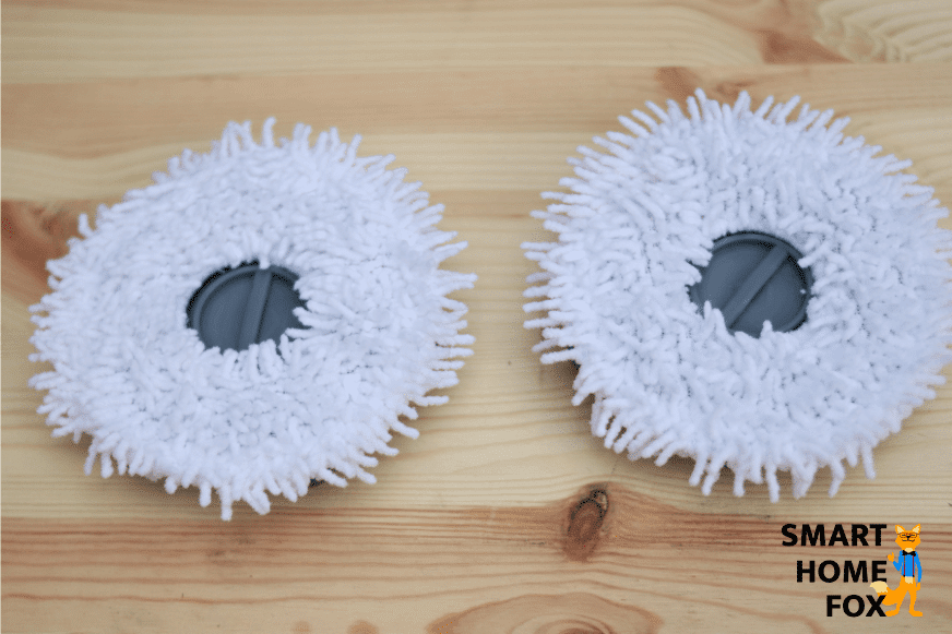 Die zwei Wischpads des Yeedi Mop liegen auf einer Holzplatte